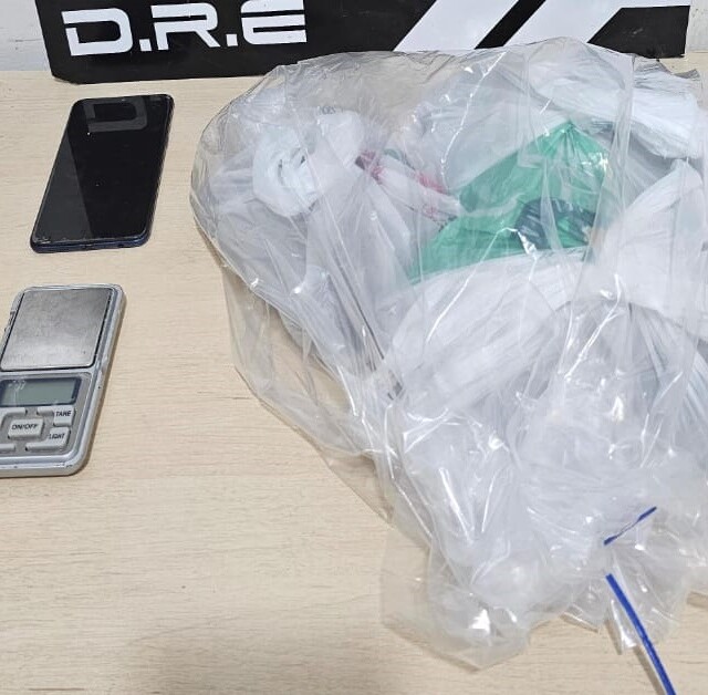 Skunk e balança de precisão foram apreendidos na ação (Foto: Divulgação/PCRR)