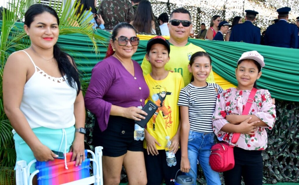Família mantém tradição de prestigiar desfile 7 de Setembro Família mantém tradição de prestigiar desfile 7 de Setembro