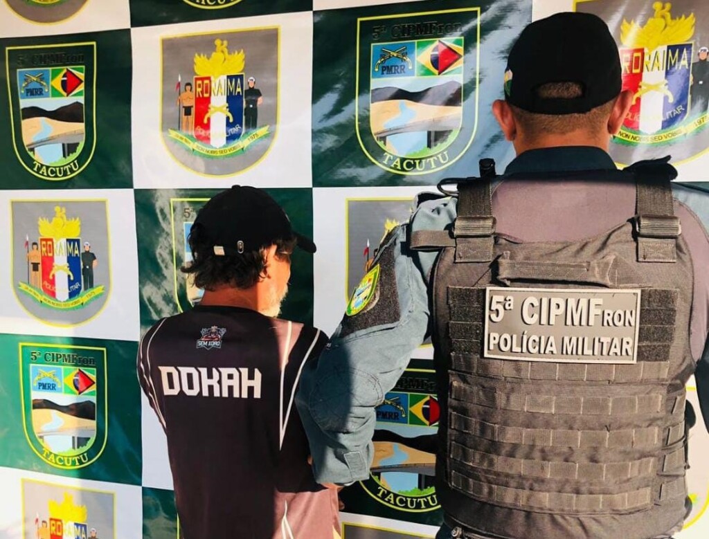 Homem foi levado por policiais federais ao quartel da PM no município (Foto: Divulgação/PMRR) Homem foi levado por policiais federais ao quartel da PM no município (Foto: Divulgação/PMRR)