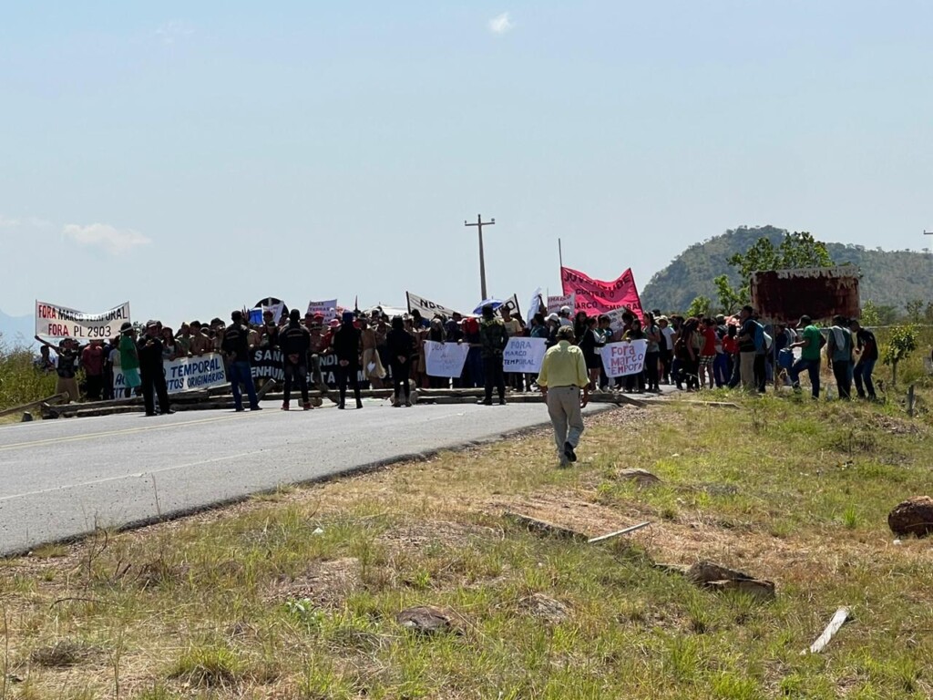 Trecho da rodovia próximo à comunidade indígena São Marcos está interditado (Foto: Divulgação) Trecho da rodovia próximo à comunidade indígena São Marcos está interditado (Foto: Divulgação)