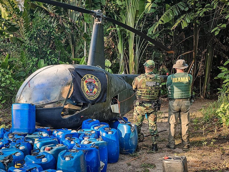 Peças e 2 mil litros de combustível também foram encontrados no local. (Foto: reprodução/PF) Peças e 2 mil litros de combustível também foram encontrados no local. (Foto: reprodução/PF)