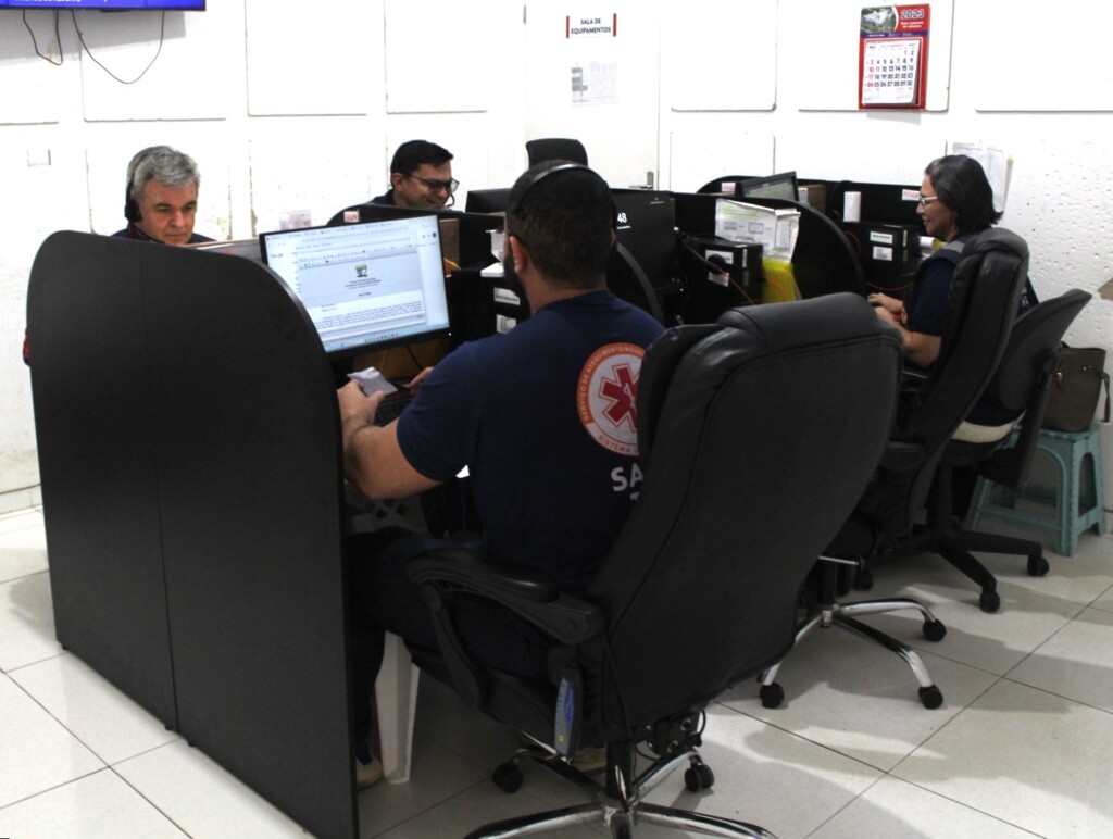 Ao fazer uma ligação para o 192, o operador de comunicação realiza uma tria-gem e encaminha a pessoa para o médico regulador que deverá avaliar e ori-entar o solicitante na conduta antes da chegada da ambulância (Foto: Ascom/Sesau) Ao fazer uma ligação para o 192, o operador de comunicação realiza uma tria-gem e encaminha a pessoa para o médico regulador que deverá avaliar e ori-entar o solicitante na conduta antes da chegada da ambulância (Foto: Ascom/Sesau)