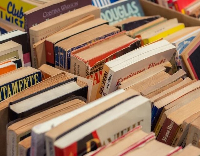 Estudantes criam bazar literário para adquirir e doar livros usados