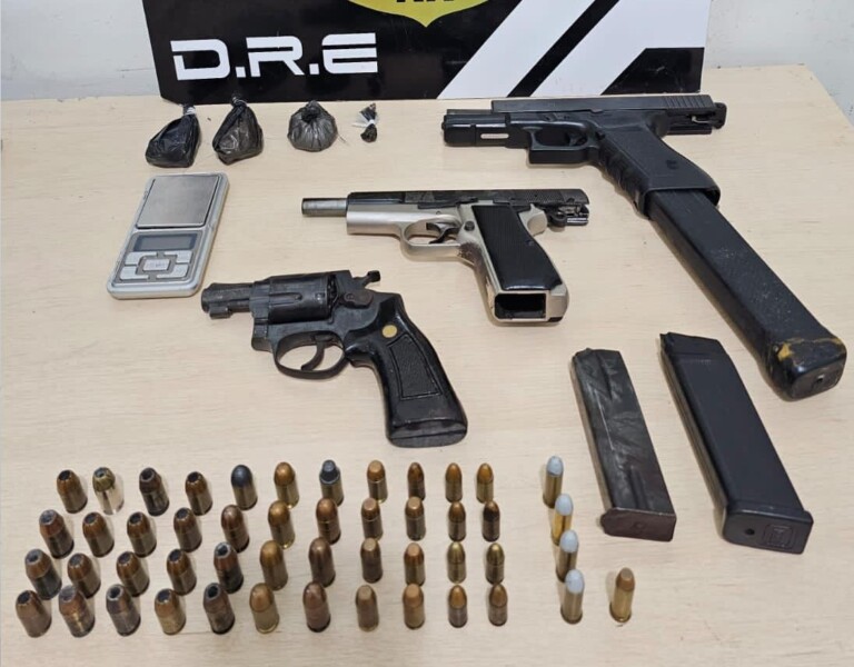 Drogas e armas foram apreendidas em ação da Polícia Civil (Foto: Divulgação/PCRR)
