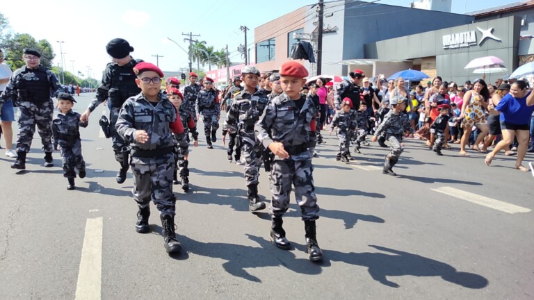 Um dos desfile que gerou bastante comoção do público presente foi dos filhos de PMs. (Foto: Nilzete Franco/Folha BV)