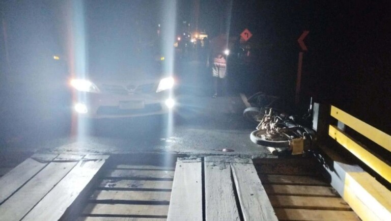 Veículo que passava no local auxiliou com iluminação. (Foto: reprodução)