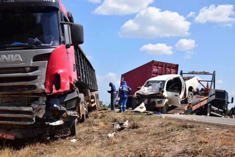 A frente da caminhonete ficou destruída (Foto: Nilzete Franco/FolhaBV)