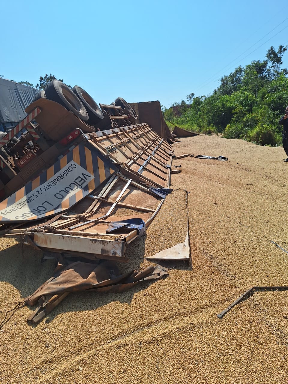 Parte da carga ficou espalhada na pista Parte da carga ficou espalhada na pista