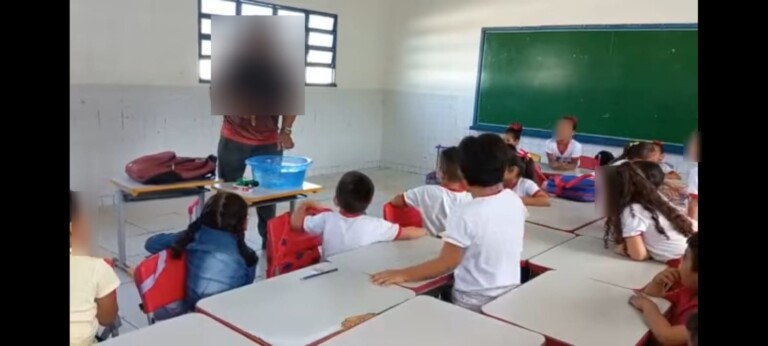No vídeo, a criança aparece 'cercada', no centro das mesas. (Foto: Divulgação)