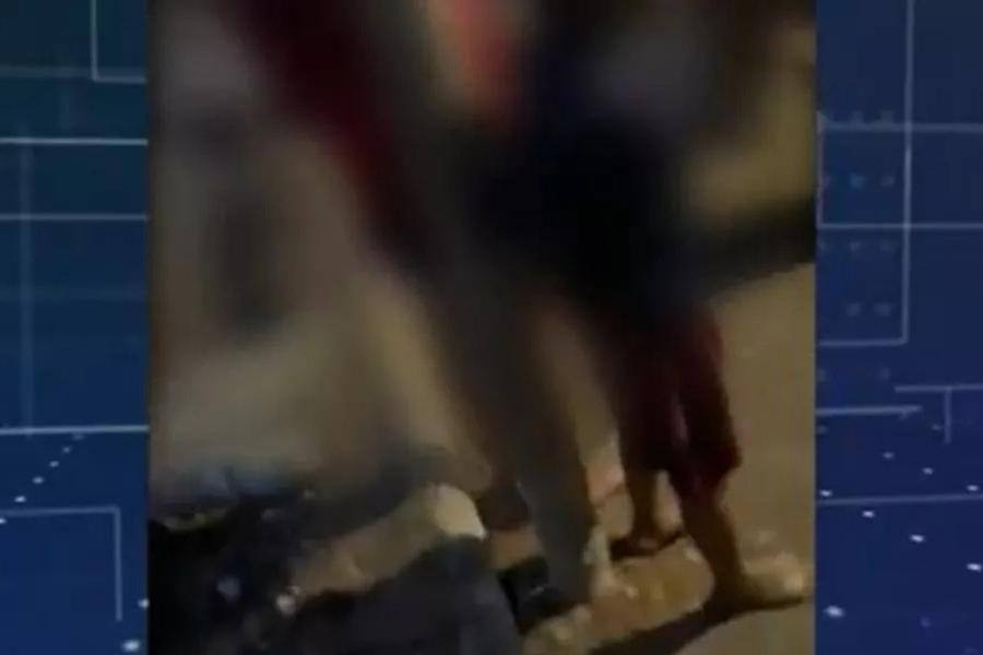 Vídeo mostra duas crianças e um adolescente yanomami amarrados a troncos de árvores e ameaçados por garimpeiros invasores (Foto: Reprodução/TV Globo) Vídeo mostra duas crianças e um adolescente yanomami amarrados a troncos de árvores e ameaçados por garimpeiros invasores (Foto: Reprodução/TV Globo)