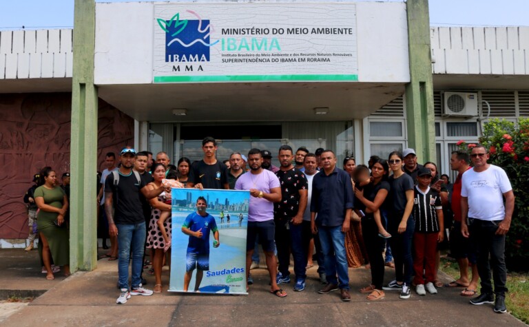 Manifestantes se reuniram em frente ao Ibama (Foto: Wenderson Cabral/FolhaBV)