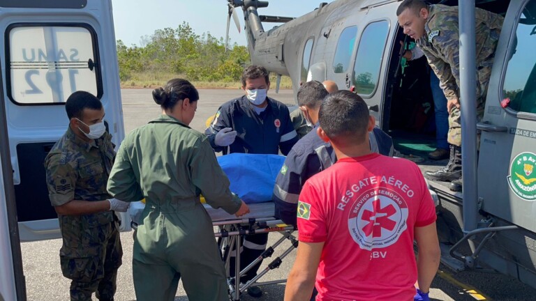 Evacuação foi realizada em aeronave das Forças Armadas (Foto: Divulgação/FA)