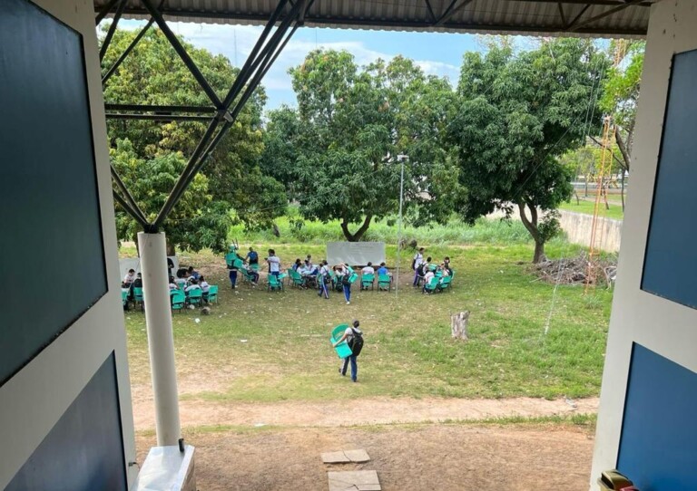 Imagem mostra alunos assistindo aula na área externa do colégio. (Foto: Arquivo Pessoal)
