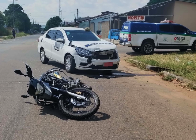 Motociclista sem CNH avança preferencial e bate em carro