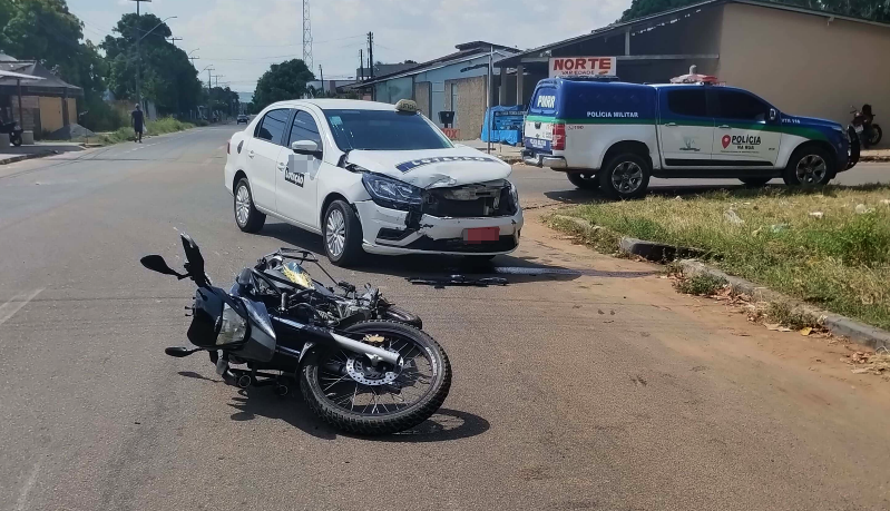 Motociclista sem CNH avança preferencial e bate em carro Motociclista sem CNH avança preferencial e bate em carro