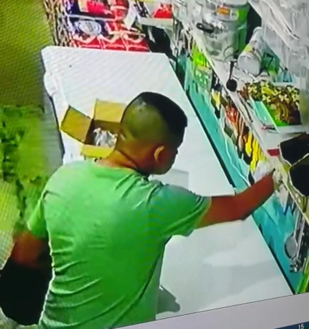 Momento em que Emiliano escolhe a faca (Foto: Reprodução) 