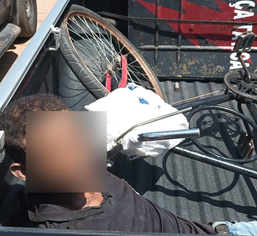 Suspeito na carroceria da viatura da Força Tática (Foto: Divulgação)