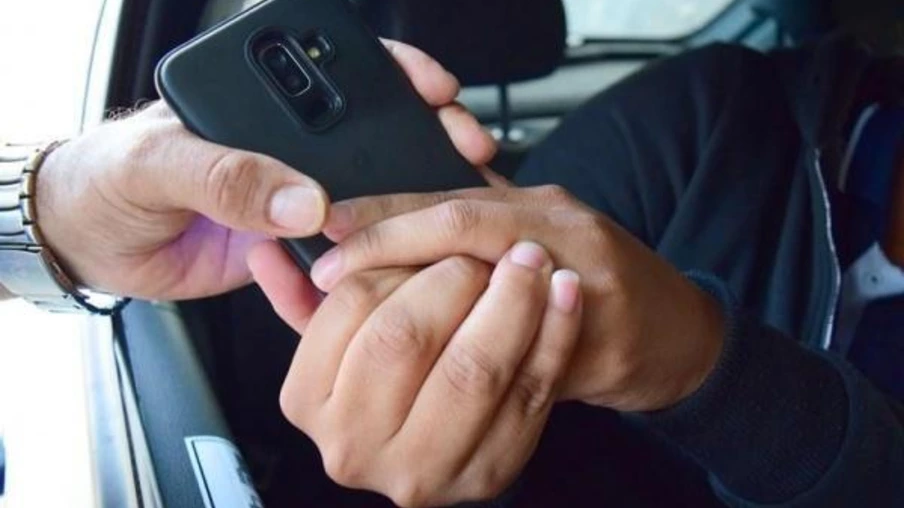 O suspeito teria roubado o celular das mãos de uma criança, que estava dentro do carro. (Foto: Diane Sampaio/Divulgação)