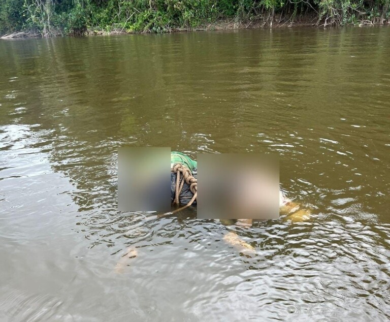 Momento em que os corpos foram encontrados boiando no rio (Foto: Divulgação) 