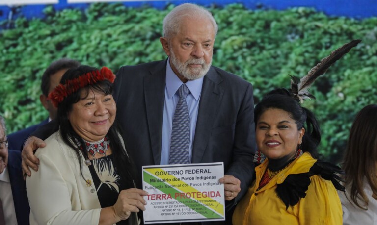 A presidenta da Funai, Joenia Wapichana (e), presidente Luiz Inácio Lula da Silva (d) e a ministra dos povos indigenas, Sônia Guajaja participam de cerimônia comemorativa do Dia da Amazônia
Foto: Joédson Alves/Agência Brasil
