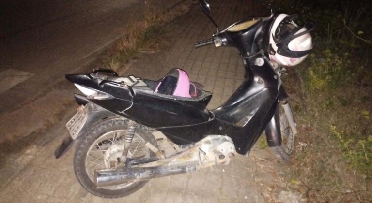 Moto em que seguia a mulher e as duas crianças (Foto: Divulgação) 