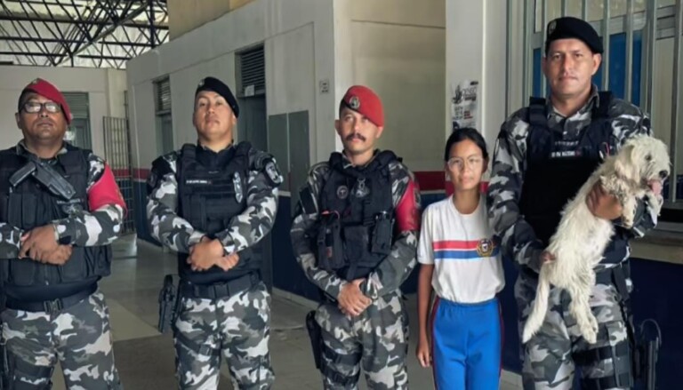 Equipe da Força Tática, a adolescente e o cachorro (Foto: Divulgação) 