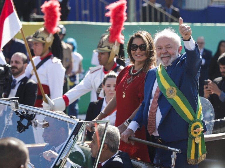 Lula e Janja no Rolls-Royce presidencial (Foto: Reprodução)