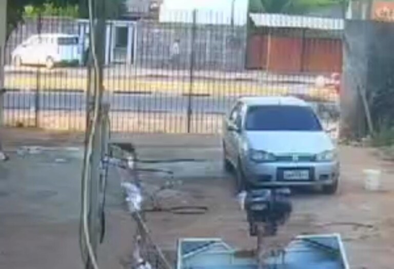 Momento em que o criminoso chega ao local do crime (Foto: Divulgação) 