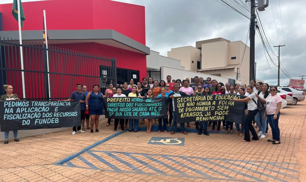 Servidores da Educação do realizaram manifestação em frente a Comarca de Rorainópolis nesta terça-feira, 12 Servidores da Educação do realizaram manifestação em frente a Comarca de Rorainópolis nesta terça-feira, 12