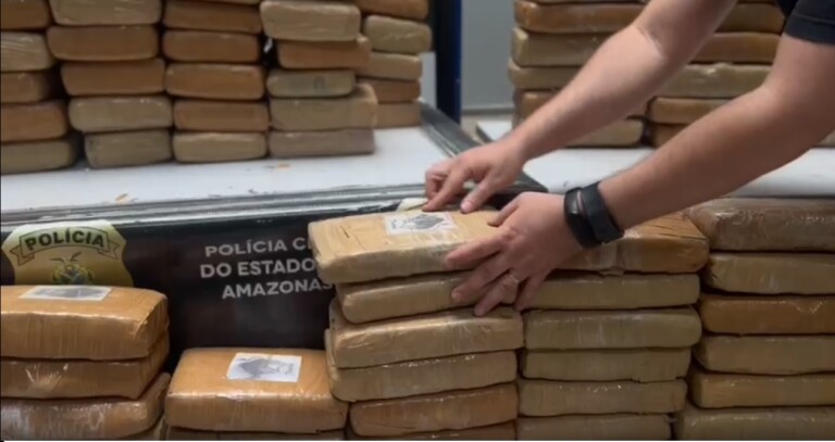 Idoso, de 63 anos, foi preso na ação (Foto: Reprodução/PCAM)