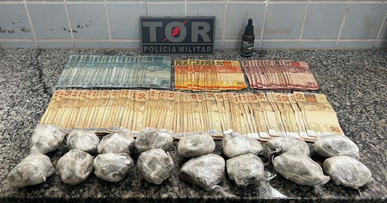 Foram apreendidos 16 invólucros de skank e R$ 7.667 oriundos do tráfico de drogas (Foto: Divulgação) 