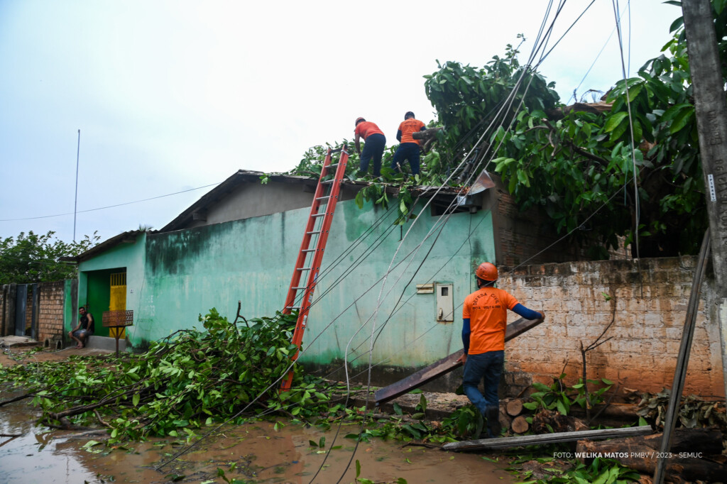 Chuva forte com raios e fortes ventos deixou rastros por toda Boa Vista. (Foto: reprodução) Chuva forte com raios e fortes ventos deixou rastros por toda Boa Vista. (Foto: reprodução)