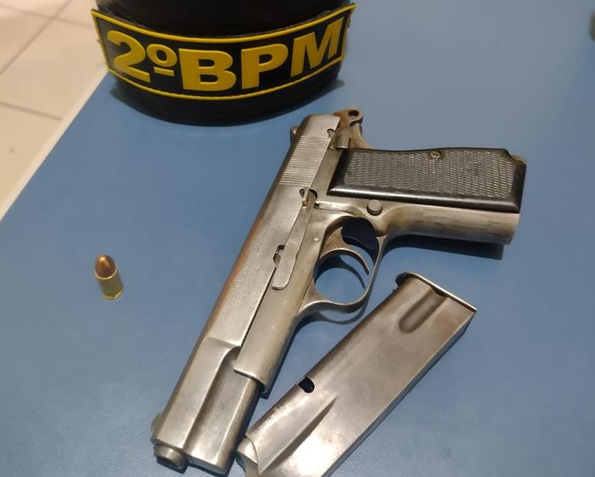 Pistola 9 mm apreendida com o suspeito (Foto: Divulgação) Pistola 9 mm apreendida com o suspeito (Foto: Divulgação)