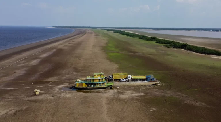 Rebocador e balsa ficaram encalhados no Rio Negro por causa da seca no Amazonas em 2023 - Foto: Suamy Beydoun/Agif 