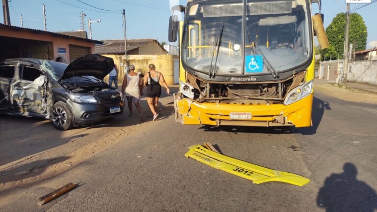 Ônibus não conseguiu evitar colisão com carro que entrou e alta velocidade na rua José Francisco, no bairro Jóquei Clube (Foto: Reprodução)