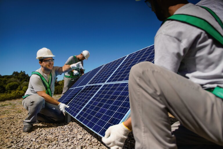 A geração de energia elétrica por fontes renováveis como o sol (fotovoltaica) e os ventos (eólica) é uma tendência global. (Foto: Divulgação)