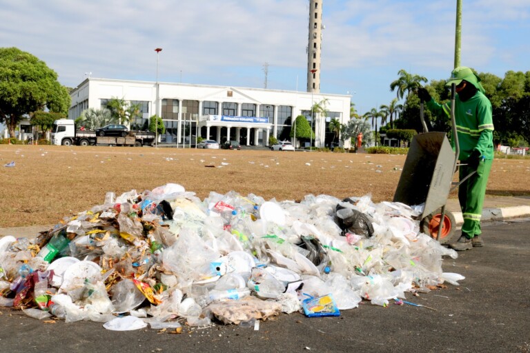 Sujeira tomou conta do Centro Cívico após festa (Foto: Wenderson Cabral/Folha BV)