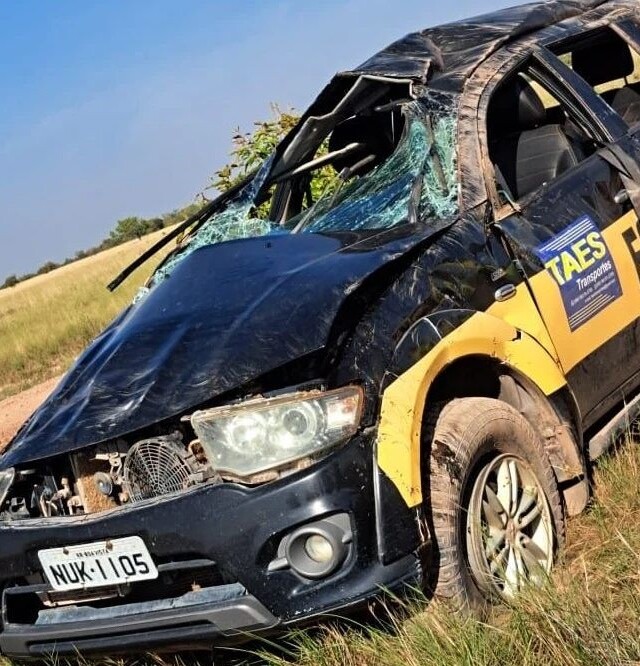 Veículo ficou destruído após o acidente (Foto: Reprodução/WhatsApp)