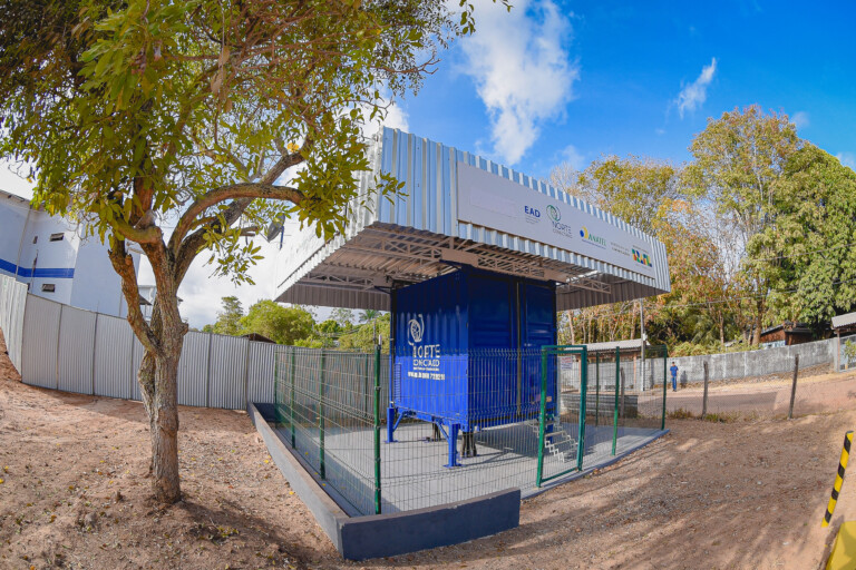 Ponto de presença de equipamentos de transmissão óptica que iluminam as fibras ópticas que chegam do rio (Foto: Ministério das Comunicações)