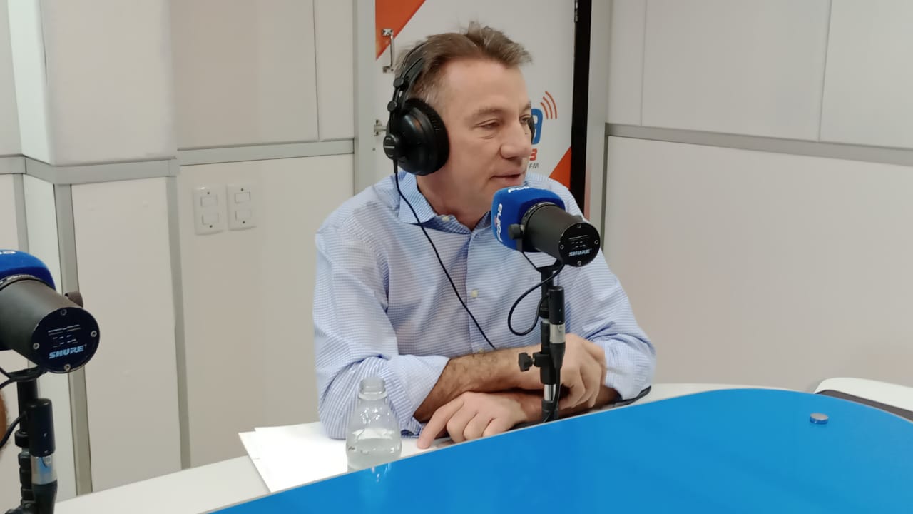 Governador de Roraima esteve no Agenda da Semana desse domingo (1º). (Foto: Estúdio/FolhaFM)