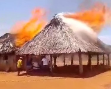 Comunidade Murirú, em Bonfim, teve as casas incendiadas pela alta temperatura. (Foto: reprodução/Vídeo)