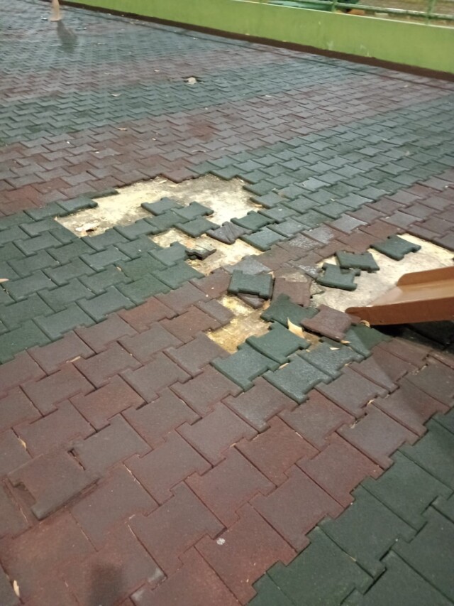 O piso emborrachado solto, segundo o denunciante, possibilita prováveis quedas das crianças que brincam no local. (Foto: Arquivo Pessoal)
