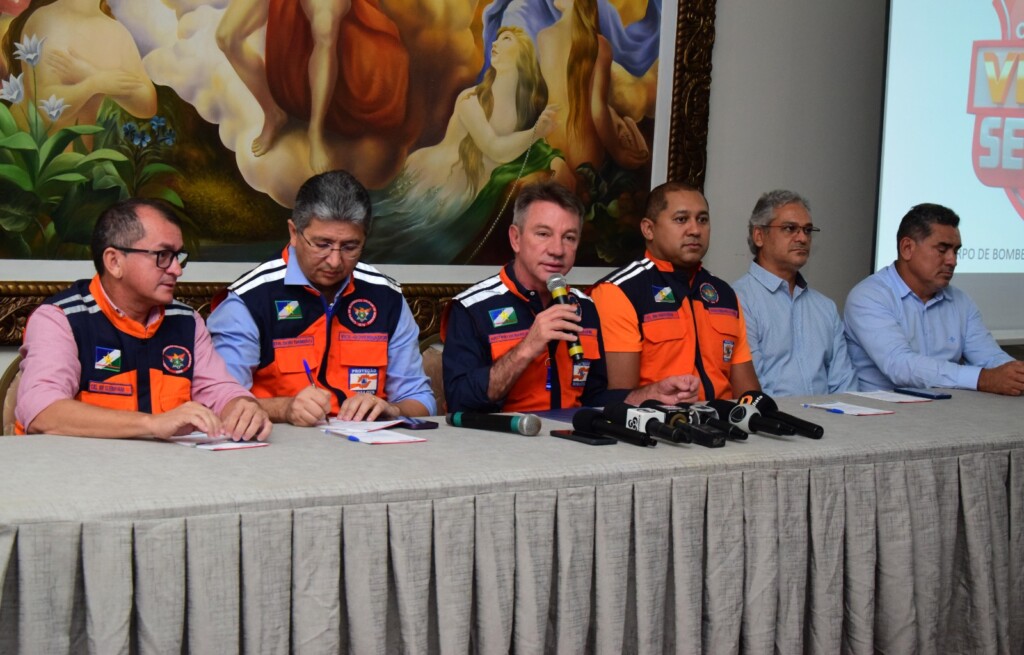 Equipe do Governo de Roraima durante coletiva de imprensa sobre a estiagem (Foto: Nilzete Franco/FolhaBV)