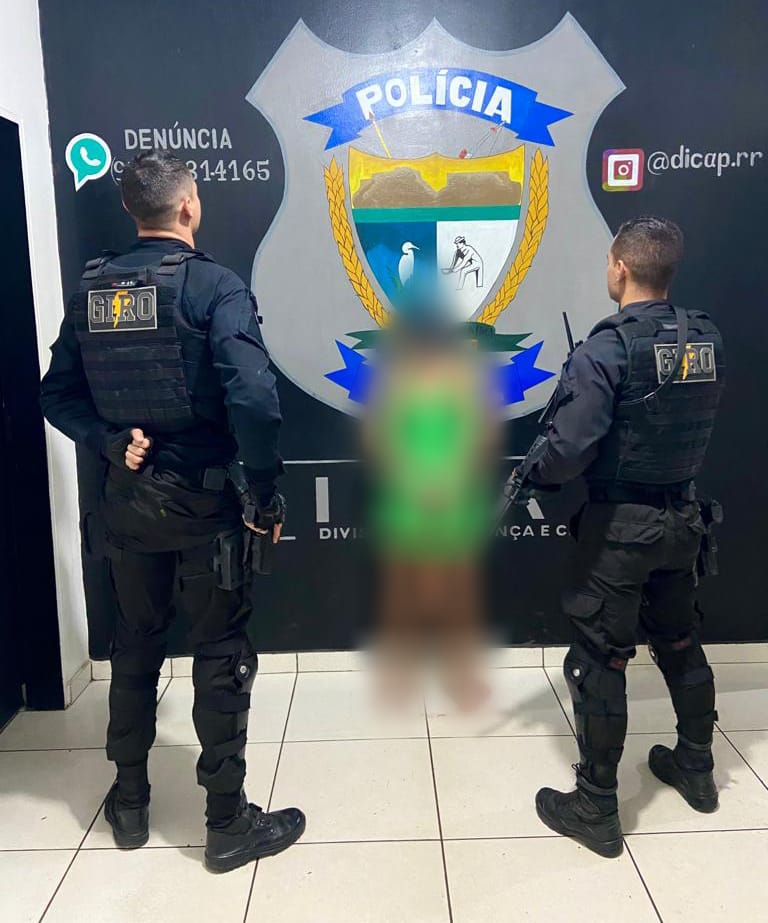 Mulher foi abordada após tentar se esconder de agentes durante operação (Foto: Giro/PMRR)