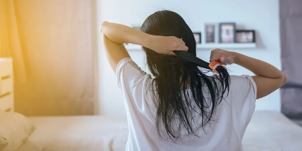 Saiba os perigos de dormir com o cabelo molhado