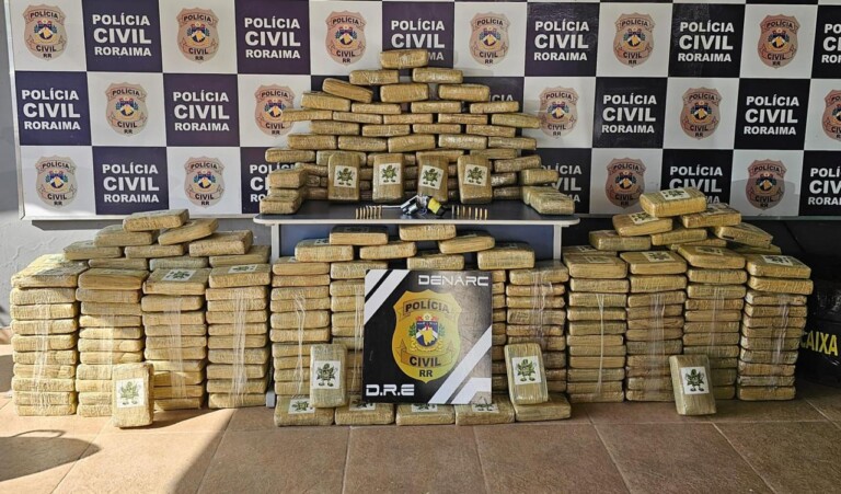 Material apreendido com os envolvidos (Foto: Ascom/Polícia Civil) 