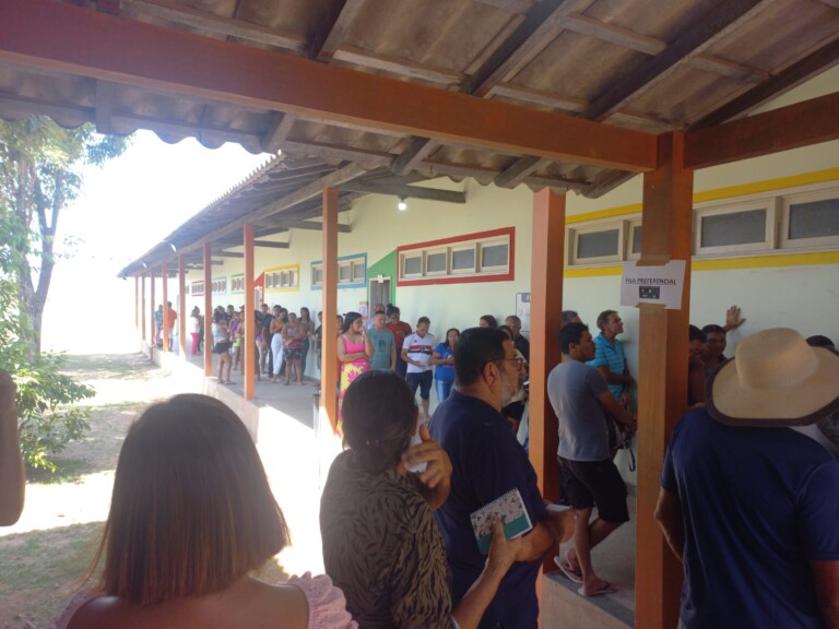 Fila registrada na Escola Municipal Maria Gonçalves Vieira (Foto: Divulgação) 