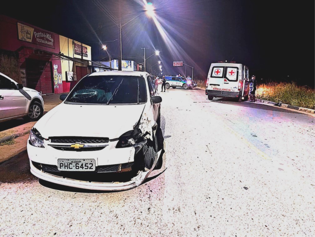 Frente do carro ficou parcialmente destruída (Foto: Divulgação/PMRR)