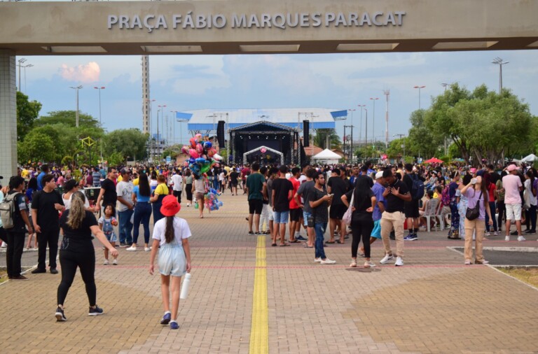 Marcha para Jesus está ocorrendo na Praça Fábio Fábio Marques Paracat, no Centro (Foto: Nilzete Franco/Folha BV) 