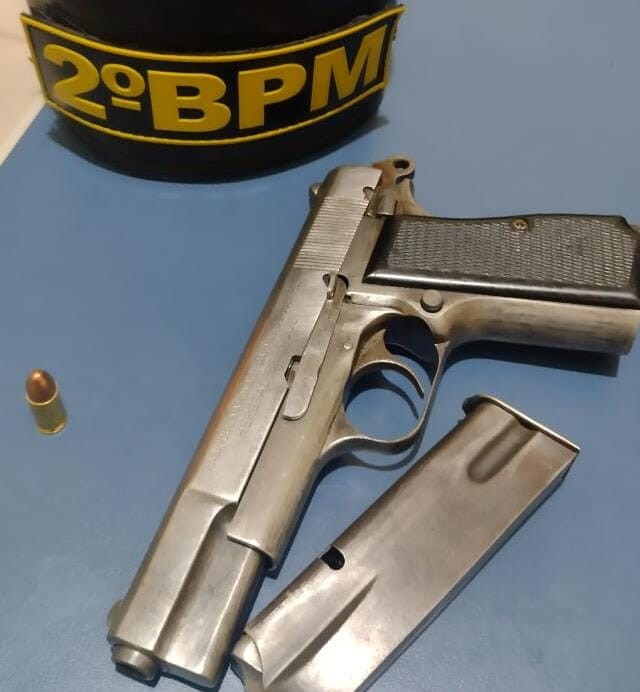 Pistola 9 mm apreendida com o suspeito (Foto: Divulgação) 